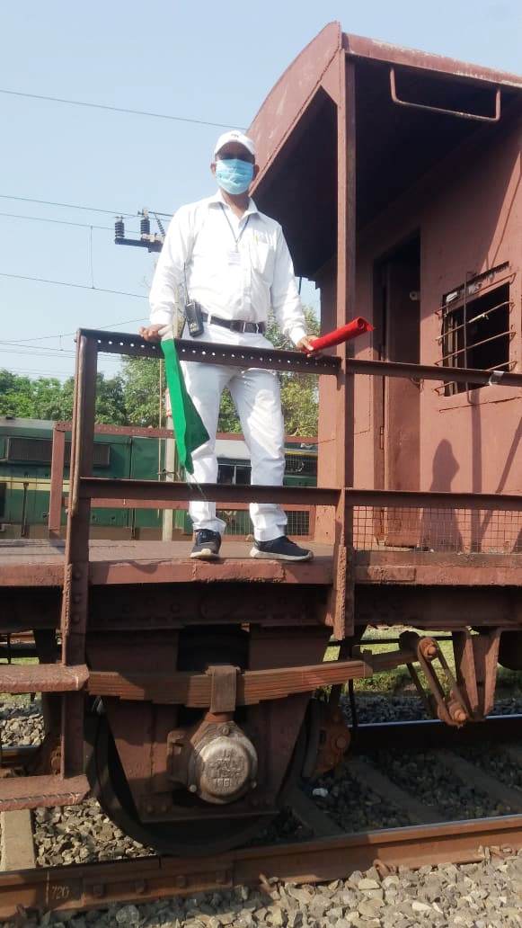 EasternRailway's tweet photo. During the Nationwide lock down to prevent spread of COVID-19, ER's guards continued duty to join the ER’s initiative to run freight trains on 24x7 basis for maintaining supply of essential commodities at every corner. #IndiaFightsCorona https://t.co/5a53YzwItZ