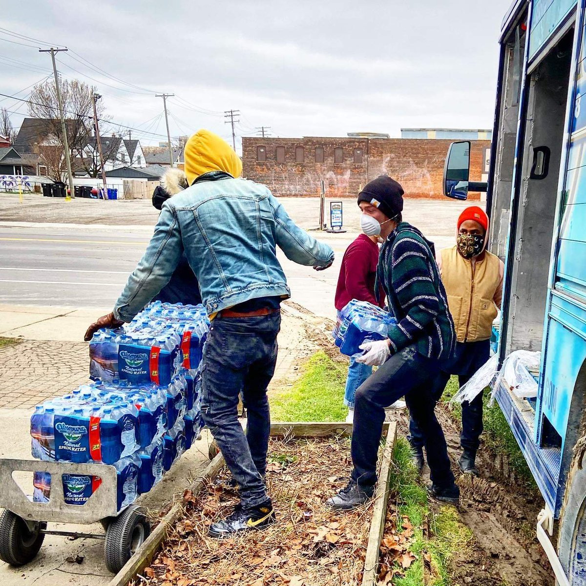 WeThePeopleDet's tweet photo. Social Distancing while moving thousands of cases of water out to the community is no joke! Thank you #FrontlineDetroit @metroDpan @michigansierra @SierraClub @sunrisemvmt @Combsthepoet
We could not have survived another week w/o your #HELP https://t.co/a5kV9G9ZJz