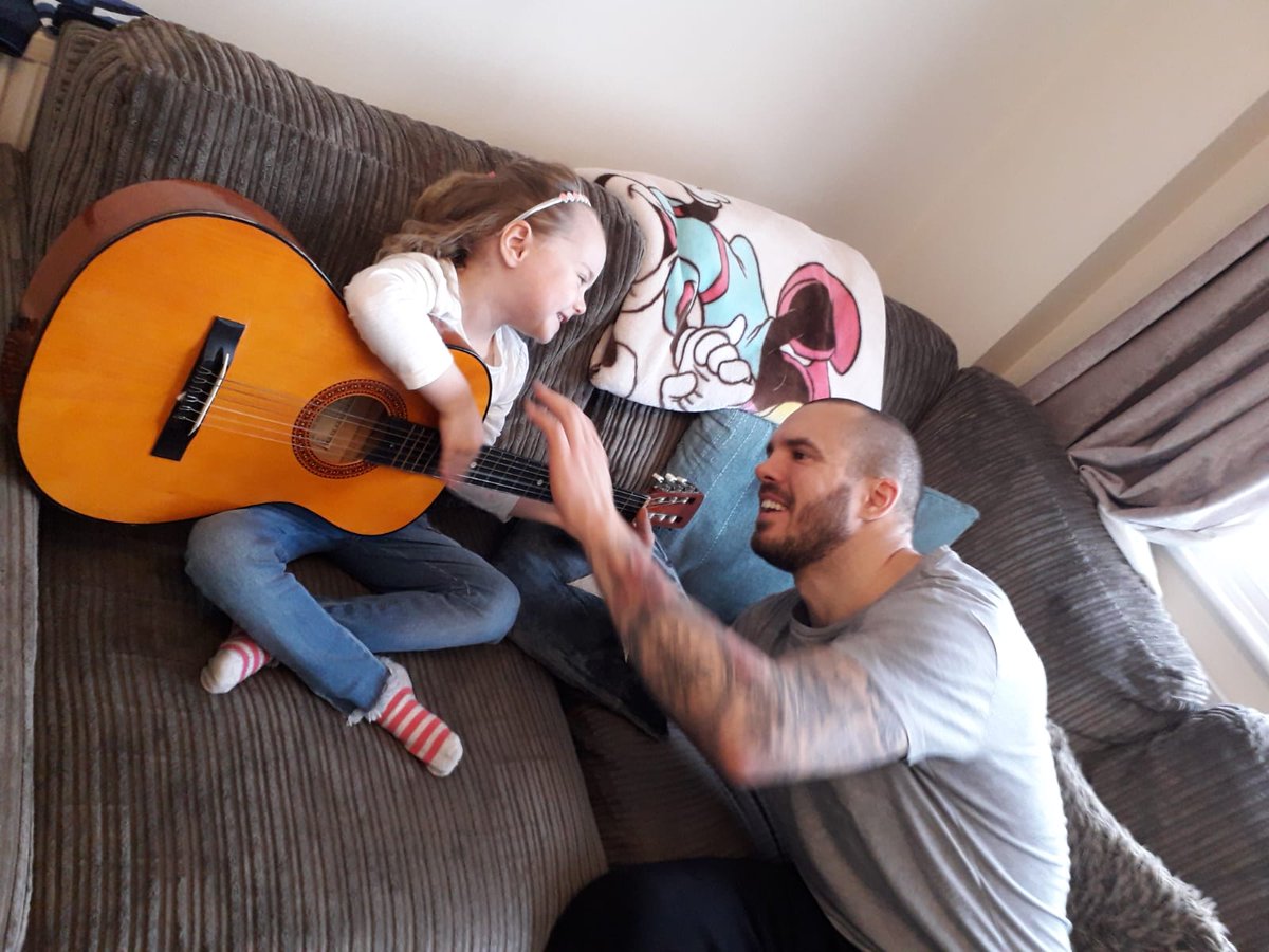 Alanoguitarist's tweet photo. Teaching Lily the basics https://t.co/wtsQUfYH4t