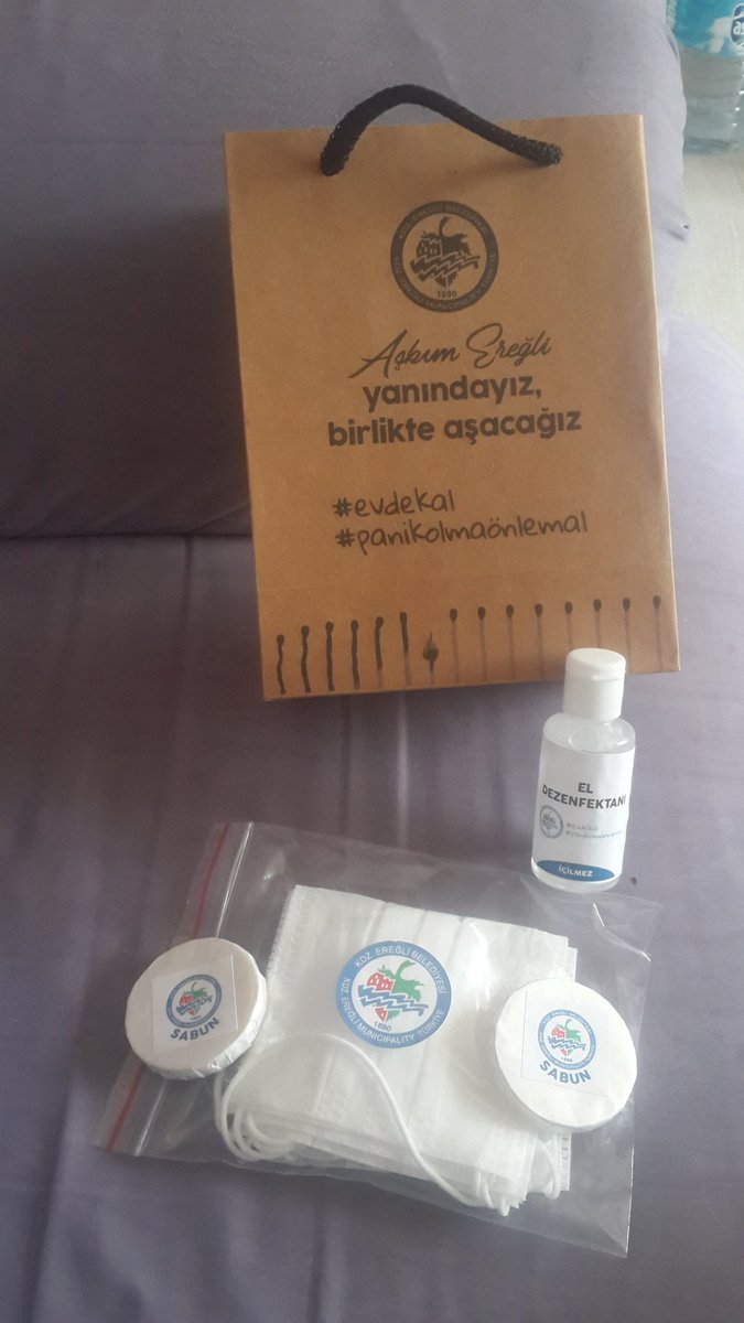 Kdz.Ereğli Belediyesi 4 adet maske 2 adet sabun ve dezenfektanı kapı kapı dolaşarak dağtıyor zil çaldı kapıma kadar getirdiler helal olsun belediyemize