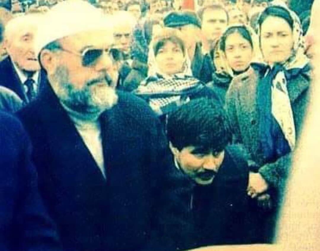 Esad Coşan hoca merhum Başbuğ Türkeş’in cenazesinde. Osman Bölükbaşı, Çiller ve Akşener de arkada