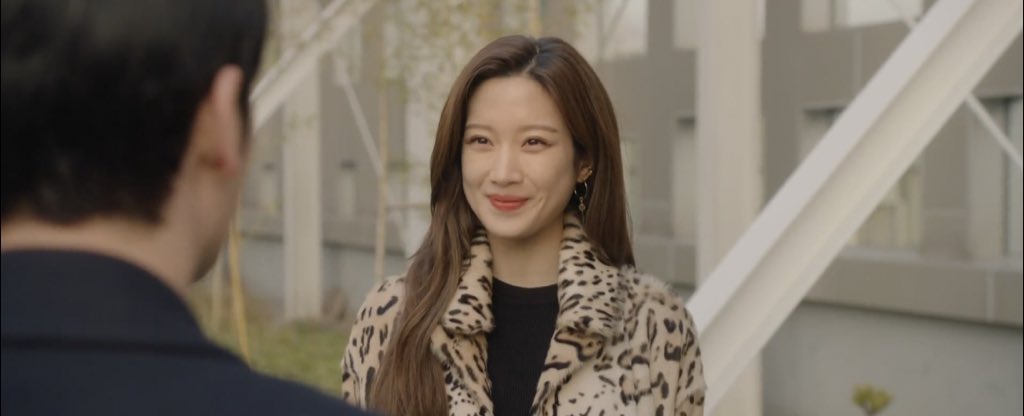 ep 5:her leopard coat and red long coat looks so expensive. plus i like her earring too. #MoonGaYoung