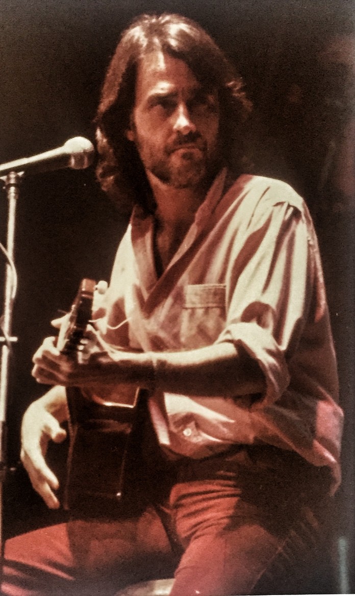 PitiHurtado's tweet image. "Que terriblemente absurdo es estar vivo
  sin el alma de tu cuerpo, sin tu latido."

De alguna manera, tendremos que recordarte para siempre, Aute.