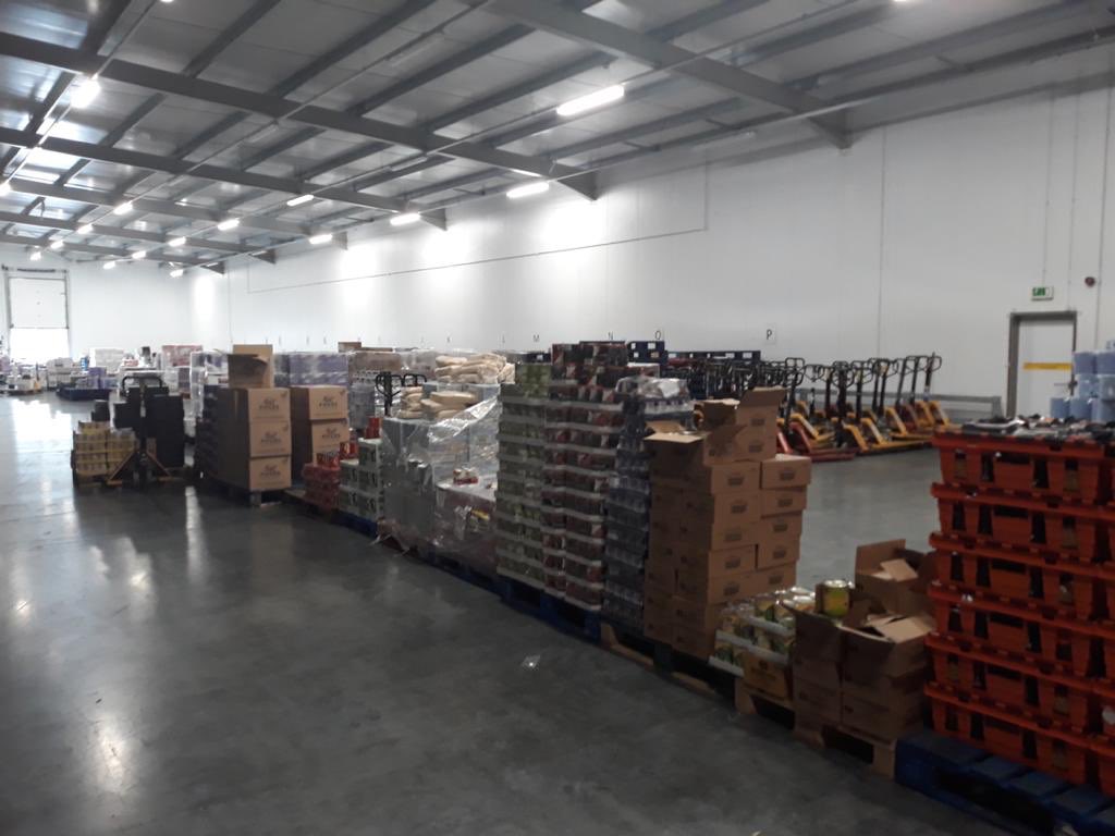 CymunedScarlets's tweet photo. Work has begun at @castellhowell today to get those all important care packages 📦 ready for delivery 🚚 on Monday and Tuesday by your local clubs! 

Gwaith wedi dechrau ar gyfer paratoi’r pecynnau gofal! 

#YnyGymuned #ScarletsCommunity https://t.co/zrOcWzn2A6