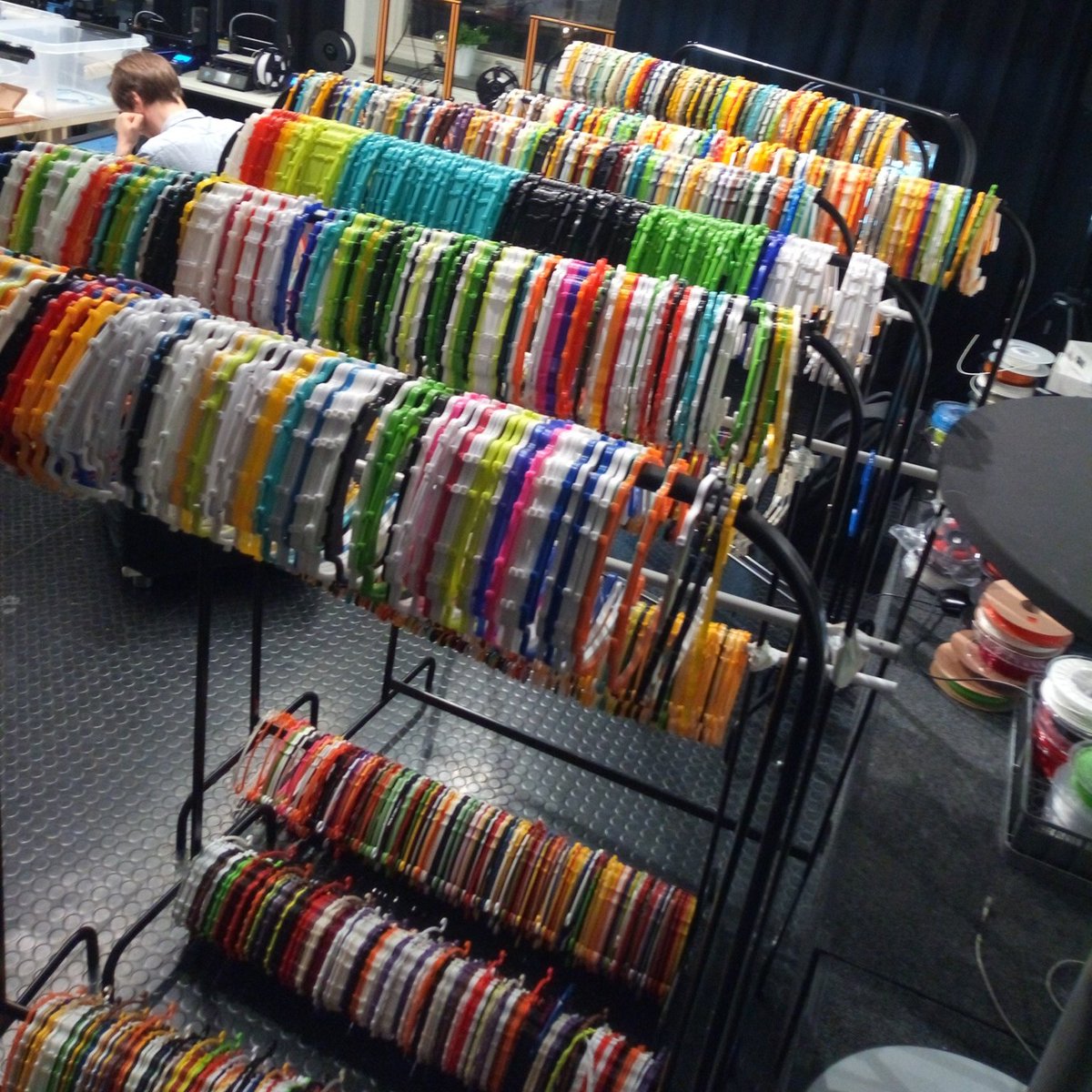 SthlmMakerspace's tweet photo. Vår ideellt organiserade 3D-skrivarfarm bestående av 50 3D-skrivare har den senaste veckan producerat närmare 10 000 visir som distribuerats till vårdorganisationer över hela Sverige. Just nu producerar vi omkring 2500 visir per dag. 

#Coronasverige #coronasweden #3DVFaceShield https://t.co/YbmK669F9G