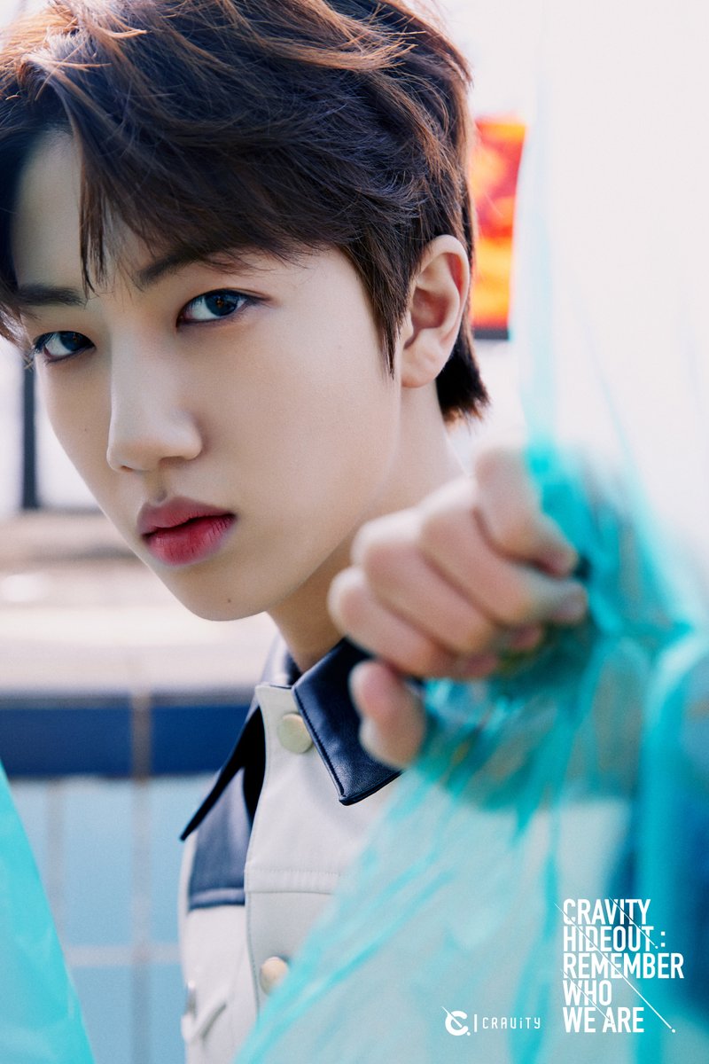And yes, our mid-point member, Ham Wonjin, is also serving his best look! He suits this concept very much and he looked really mature, right?