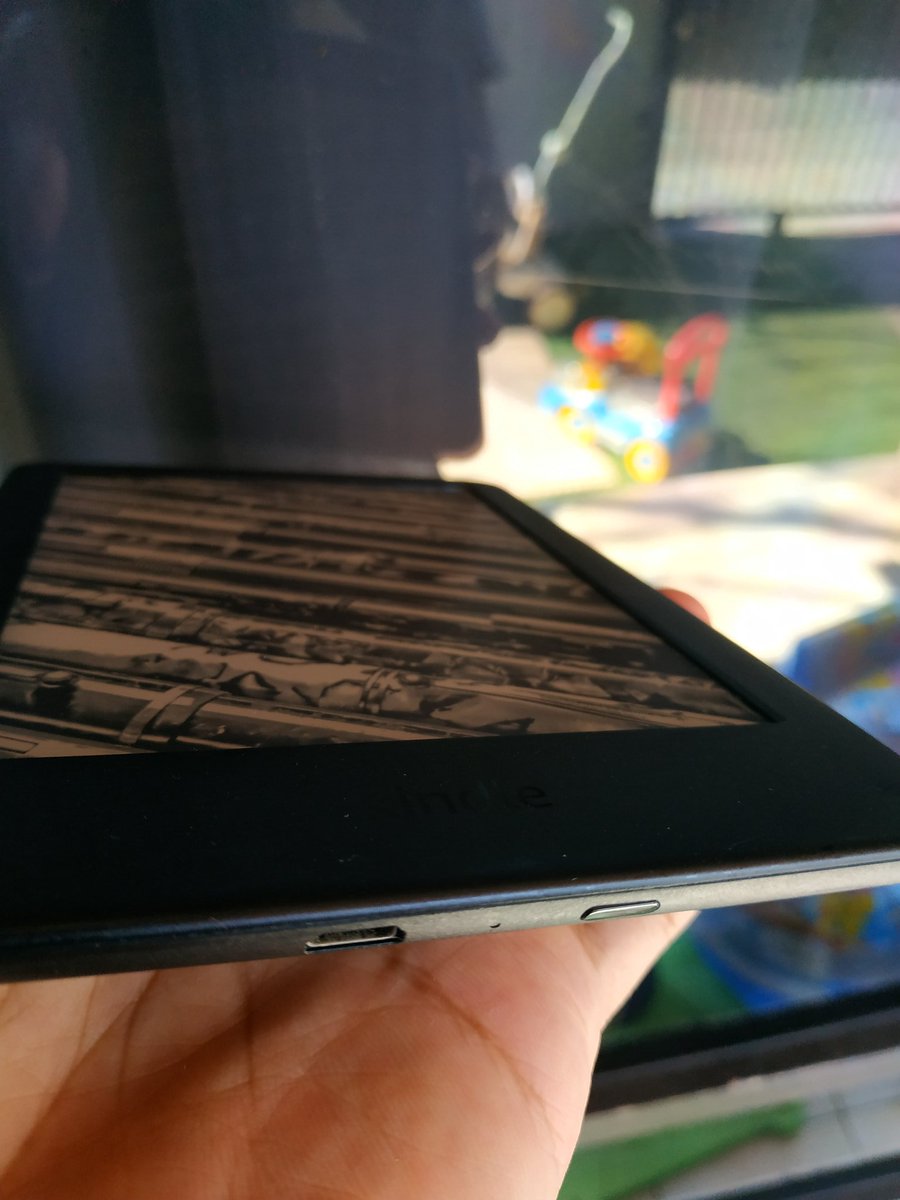 bagusadinugraha's tweet photo. Barangkali lg ad yg nyari Amazon Kindle book 6th edition Paperwhite. Dijual murehhh ajeee... Mayan buat aktivitas WFH, Bantu sundul om @Wariman_ trimss.. https://t.co/aLBLWRqXxa
