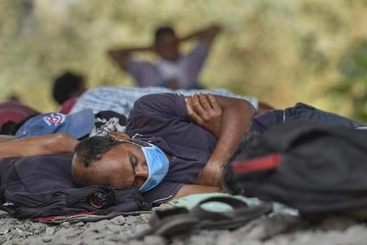 ArunsoniI123's tweet image. बुलंद भारत की बुलंद तस्वीर.... सरकार के पास इन के लिए कोई योजना है या यह लोग यूं ही भूख से तड़प कर मर जाएंगे👇
#LockdownQuery
#ModijiDontMakeUsFoolAgain
#CoronavirusPandemic 
@INCIndia @RTforINDIA
@RahulGandhi @rohanrgupta @priyankagandhi