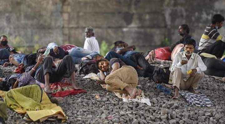 ArunsoniI123's tweet image. बुलंद भारत की बुलंद तस्वीर.... सरकार के पास इन के लिए कोई योजना है या यह लोग यूं ही भूख से तड़प कर मर जाएंगे👇
#LockdownQuery
#ModijiDontMakeUsFoolAgain
#CoronavirusPandemic 
@INCIndia @RTforINDIA
@RahulGandhi @rohanrgupta @priyankagandhi