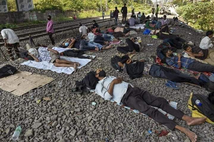 ArunsoniI123's tweet image. बुलंद भारत की बुलंद तस्वीर.... सरकार के पास इन के लिए कोई योजना है या यह लोग यूं ही भूख से तड़प कर मर जाएंगे👇
#LockdownQuery
#ModijiDontMakeUsFoolAgain
#CoronavirusPandemic 
@INCIndia @RTforINDIA
@RahulGandhi @rohanrgupta @priyankagandhi