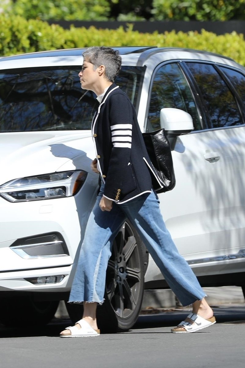 FR_AFTER's tweet photo. #CANDID : @SelmaBlair  dans les rues de Los Angeles ce 30 Mars. https://t.co/MVTZ63CL0O