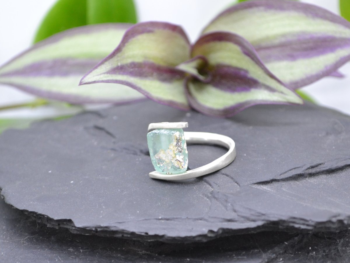 InariDesign's tweet image. New from my workshop, Roman Glass bead rivet set in a split Sterling Silver band, fully hallmarked.