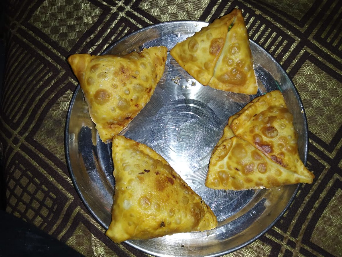 manishsri3609's tweet photo. घर का समोसा 😋 #lockdown11 #StayHomeStaySafe https://t.co/LSdgN6Jfwb