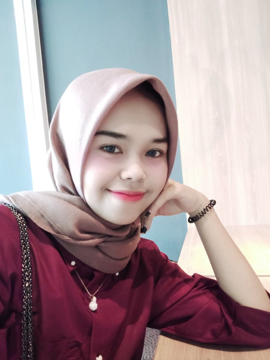 Istira9's tweet photo. Replying to @radenrauf 
Yuk kenalan, kalo ga mau aku pulang :(
#LoveStory https://t.co/5uNh6FZXj7