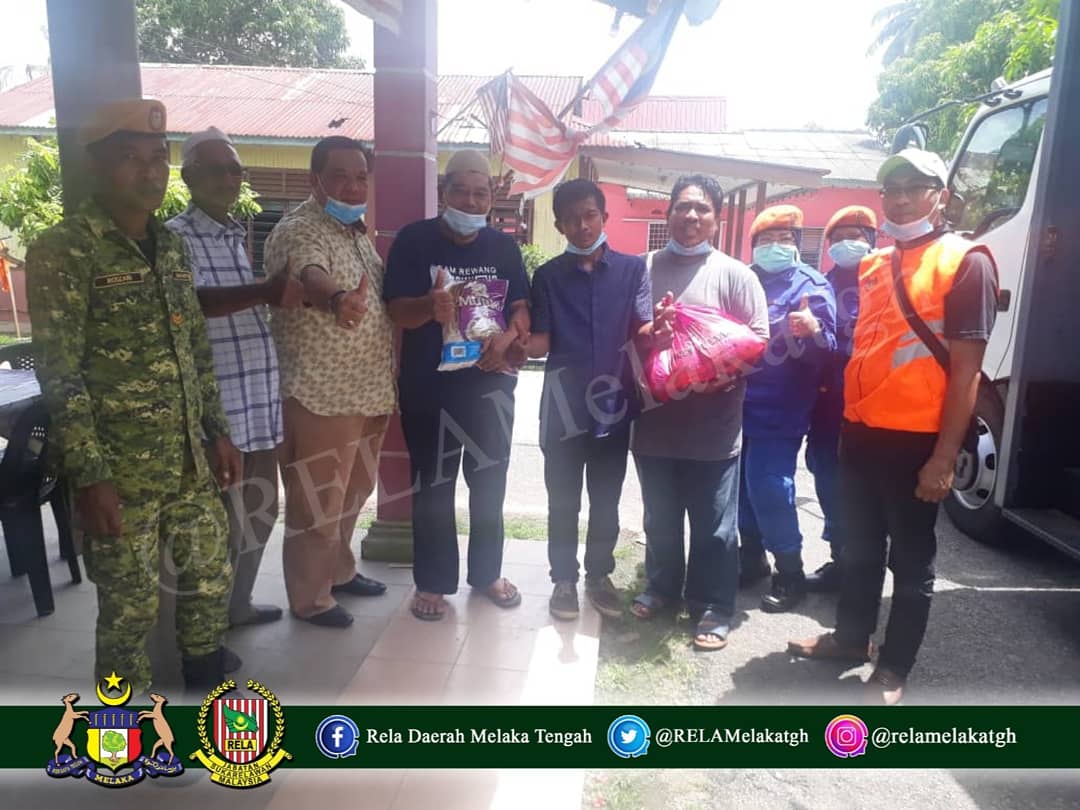 Penyerahan Bantuan Makanan Di 6 Dun Daerah Melaka Tengah Diselaraskan Oleh Jabatan Kebajikan Masyarakat Jkmhq Dengan Bantuan Angkatan Pertahanan Awam Rela Perintahkawalanpergerakan Covid19malaysia Kementerian Pembangunan Wanita Keluarga