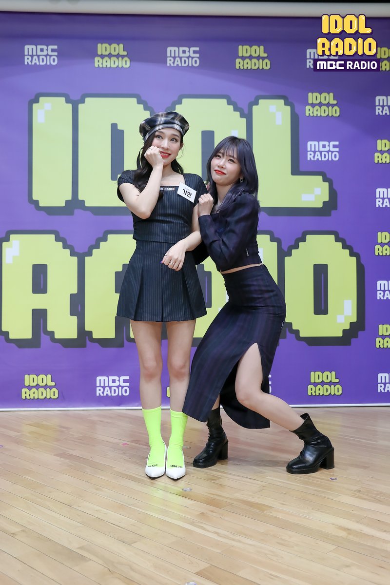 HaoOppa's tweet photo. Aww Gahyeon and her mum performing at her graduation https://t.co/KcSV4v5lc5