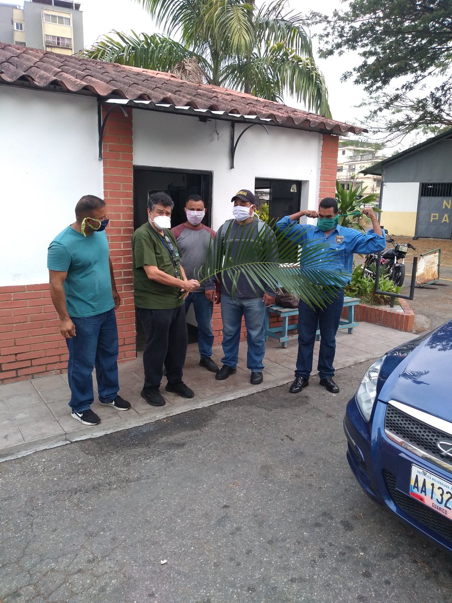 730 AM paso por Rectorado <a href="/UCarabobo/">Universidad de Carabobo</a> y guardia de oficiales <a href="/PIPSUC/">PIPSUC</a> tajando Palmas para conmemorar entrada gloriosa de JesúsCristo como hijo de Dios a Jerusalén. Nos recuerdan que el Domingo termina la Cuaresma y que la fé es vital para crear los mejores días que seguro vendrán.