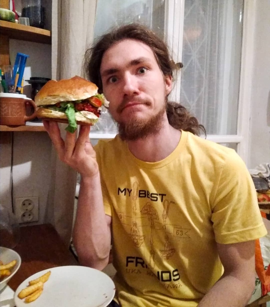 wyrypy's tweet photo. W końcu mamy czas na szaleństwa w kuchni! Comfort food na dziś - domowe burgery buraczane w domowej bułce! 🍔 #foodporn #homemade #foodie #comfyfood #comfortfood #burger #burgers #diy #wege #vegetarian #plantbased #plantbasesdiet #malakanapeczka #ktotozje #wyrypyjunior #polis… https://t.co/3dgw3Q295l