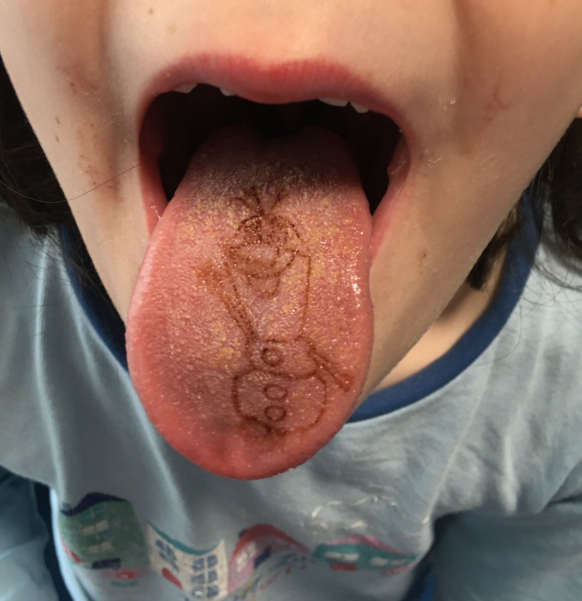 Caro_delOlmo's tweet photo. Mi hija ha descubierto que si se pega una galleta Tostarrica (de las que llevan dibujito) a la lengua durante unos segundos ¡se le queda en la lengua el dibujo! https://t.co/asDRAUHb9Y