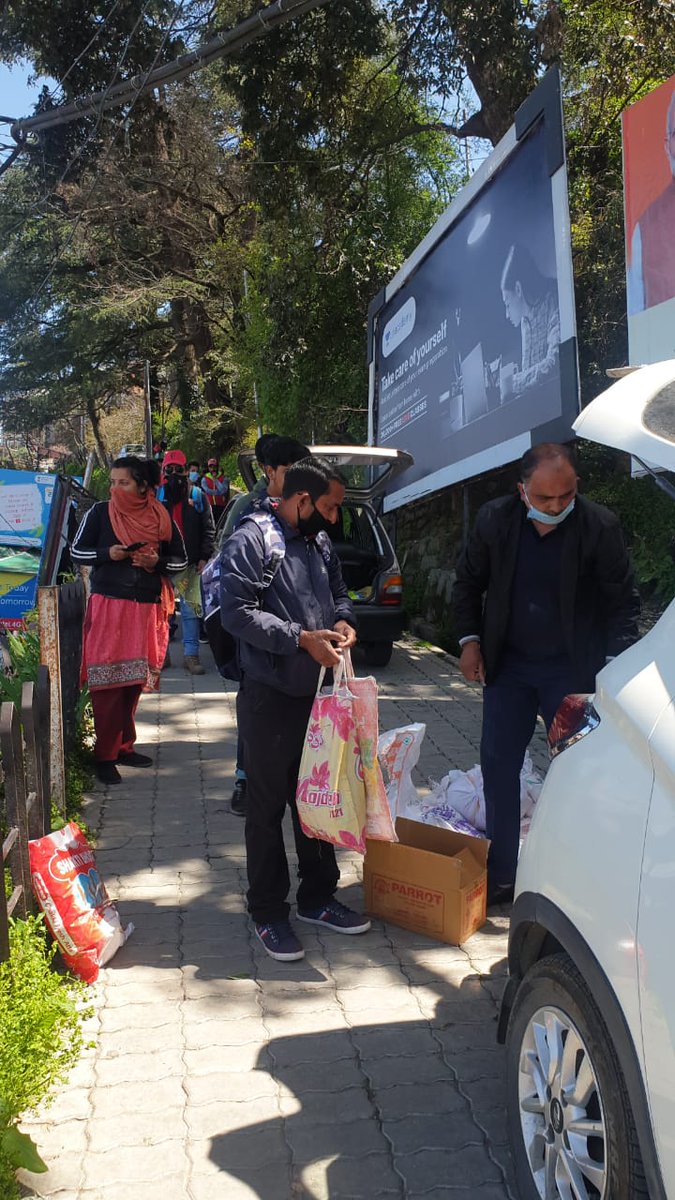 suetrustshimla's tweet photo. आज सुनील उपध्याय एजुकेशनल ट्रस्ट ने हि०प्र० विवि के प्राध्यापक वर्ग एवं समाजसेवी श्री संजीव सूद के सहयोग से शिमला के रिज मैदान में फोटोग्राफी करने वाले फोटोग्राफरों के 20 परिवारों को राशन उपलब्ध करवाया । https://t.co/vXCEe8lpzT