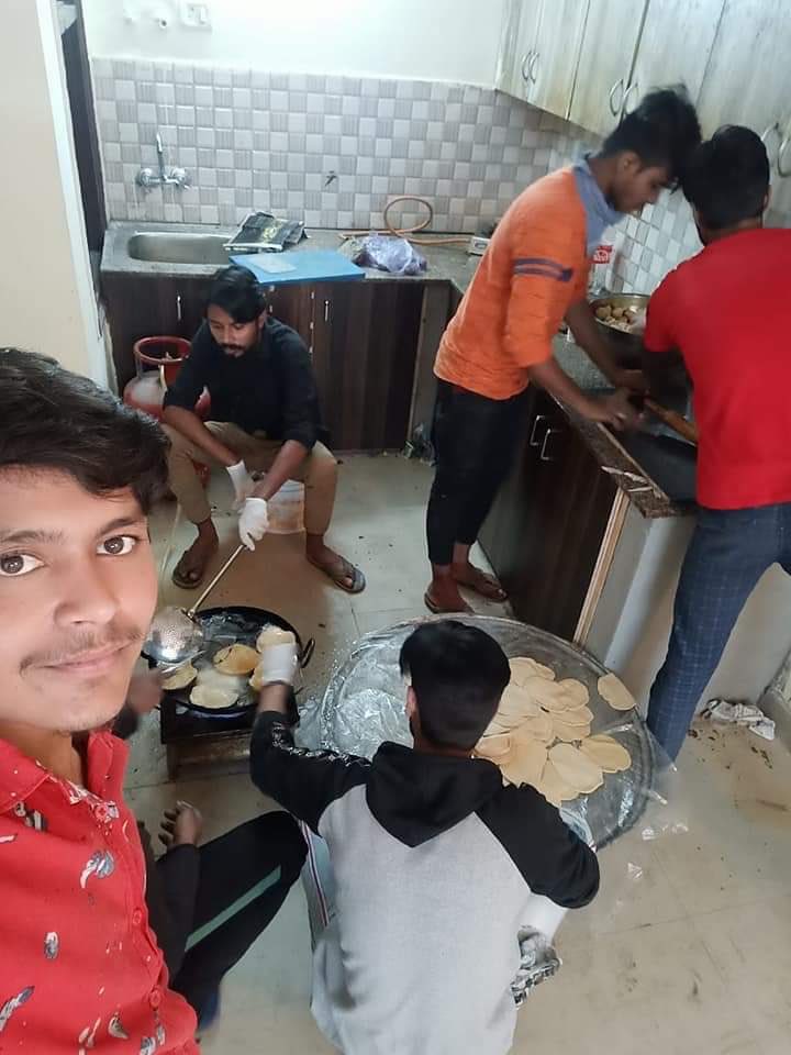 feeding_india's tweet photo. Youth from lucknow ensuring no one starve . Distributed Food packets and Home made food to them .
Fed more than 128 needy ones 
#Spread_Love_Not_Corona
#Insan_Bano 
.@rajnathsingh .@AdminLKO .@TOILucknow .@PibLucknow .@PibLucknow https://t.co/yM5AXs7Dds