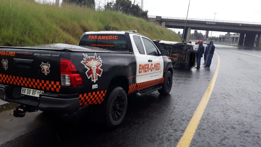 EMER_G_MED's tweet photo. 《Linksfield》#RV07 responded to a vehicle rollover on the N3 South Linksfield Offramp. No injuries on scene @GTP_Traffstats @EWNTraffic @_ArriveAlive @netstartraffic #whensecondscount #linksfield https://t.co/nW2mf4K9g8