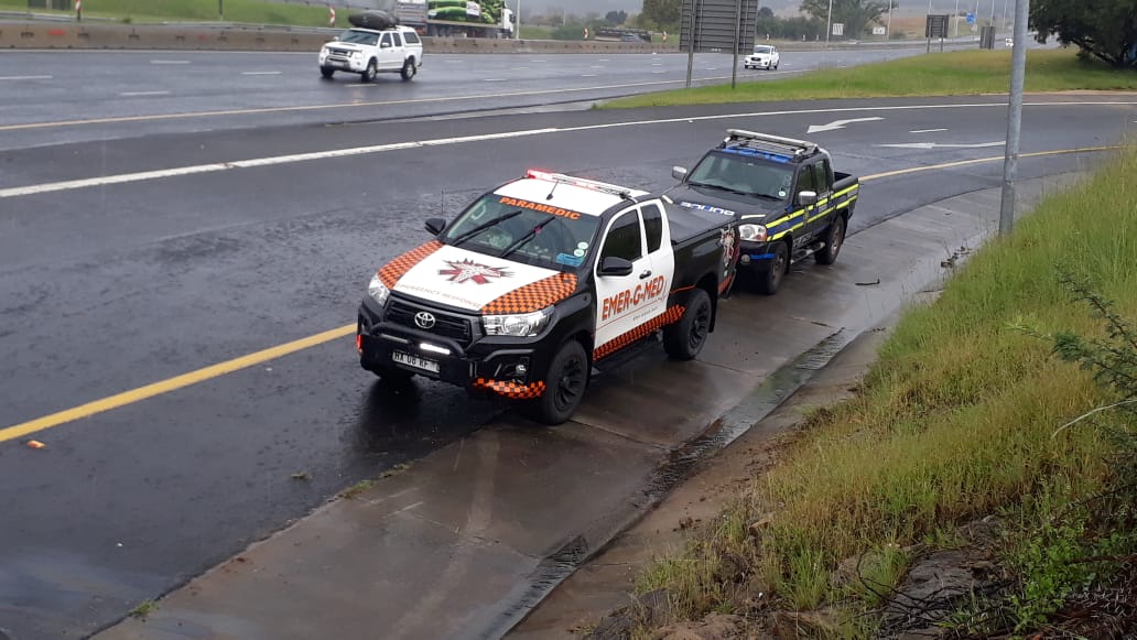 EMER_G_MED's tweet photo. 《Linksfield》#RV07 responded to a vehicle rollover on the N3 South Linksfield Offramp. No injuries on scene @GTP_Traffstats @EWNTraffic @_ArriveAlive @netstartraffic #whensecondscount #linksfield https://t.co/nW2mf4K9g8
