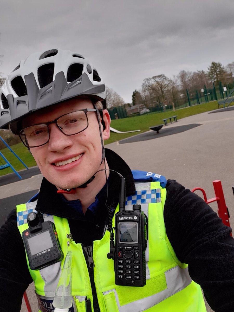 BrokCrUptonPol's tweet photo. Hello Broken Cross and Upton👋PCSO Barlow is out and about on the push bike today making sure our community is safe and giving reassurance to our residents. Please say hello (from a distance) if you see me! Have a lovely afternoon👮🚲 #PCSOBarlowpatrol #hereforyou #Cyclingdays https://t.co/O9BHF0y56q