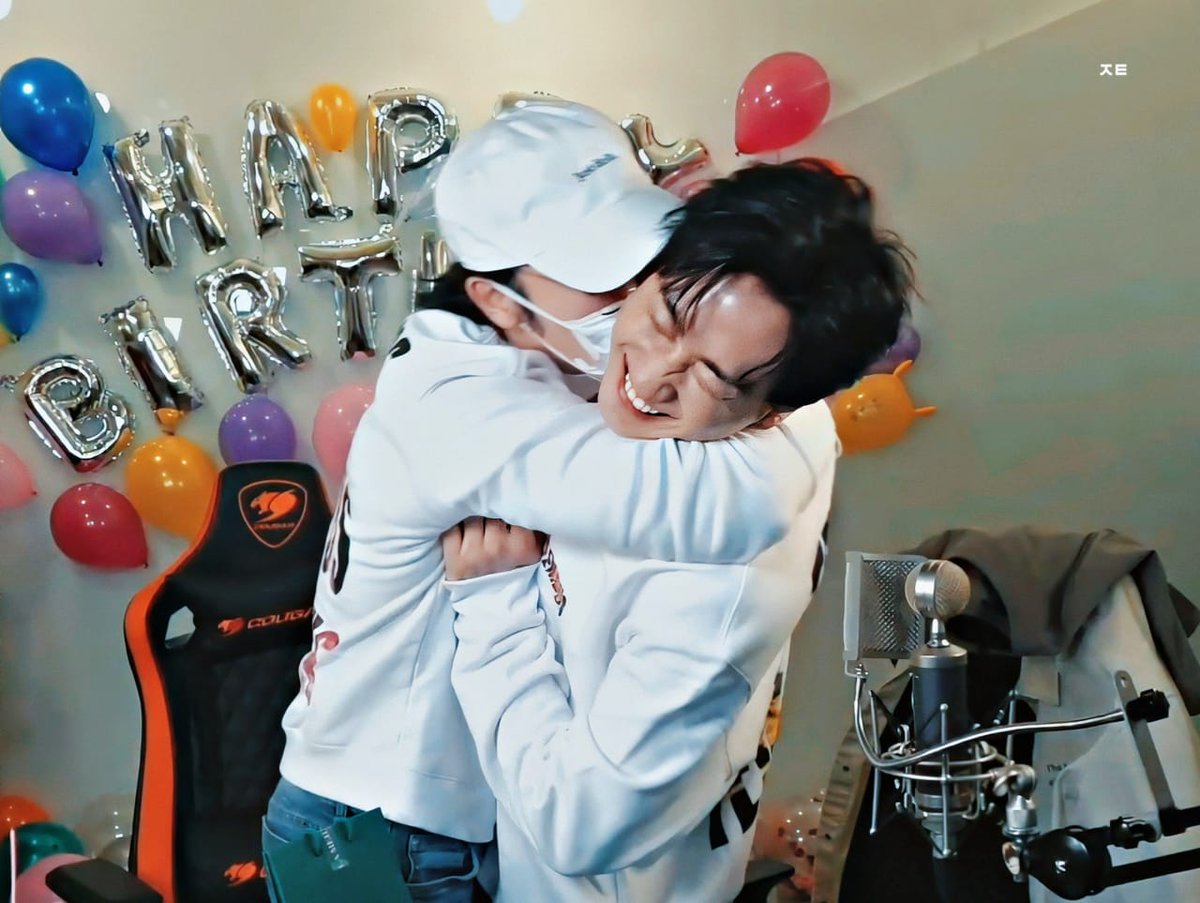 dne_boo's tweet photo. I see, how much D missing his E 🍻
#HappyEunhyukDay https://t.co/ZHYsUj3JCr