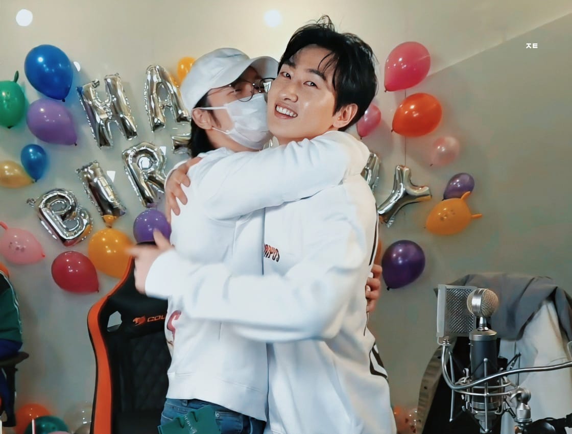 dne_boo's tweet photo. I see, how much D missing his E 🍻
#HappyEunhyukDay https://t.co/ZHYsUj3JCr