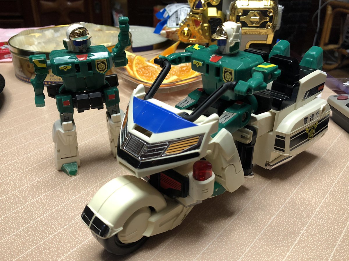 あるとん ガンマックスを入手 武器欠品 ガンマックス本体の右腕破損 電装系故障と中々のコンディションだけど ウチにあるガン バイクなしガンマックスに比べれば遊べる方だと思うw マックスキャノンの砲身 どこやったかなぁ