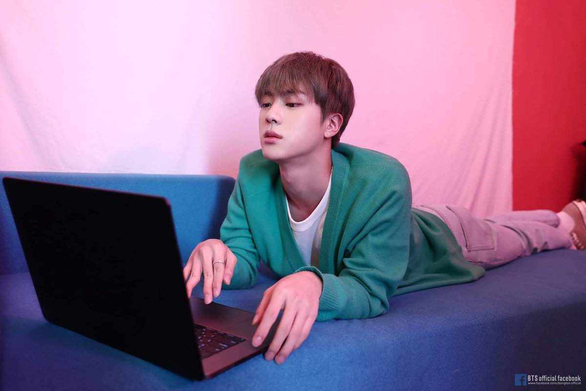 JinCrave's tweet photo. WE LOVE YOU KIM SEOKJIN is currently trending Worldwide! 

Reply with
WE LOVE YOU KIM SEOKJIN below with Jin's GIFs 💋

Let's get it top trending in every country 😘
#방탄소년단진 #진 #석진 #JIN #BTSJIN @BTS_twt #BTS #SEOKJIN https://t.co/8NLqTNxMBj