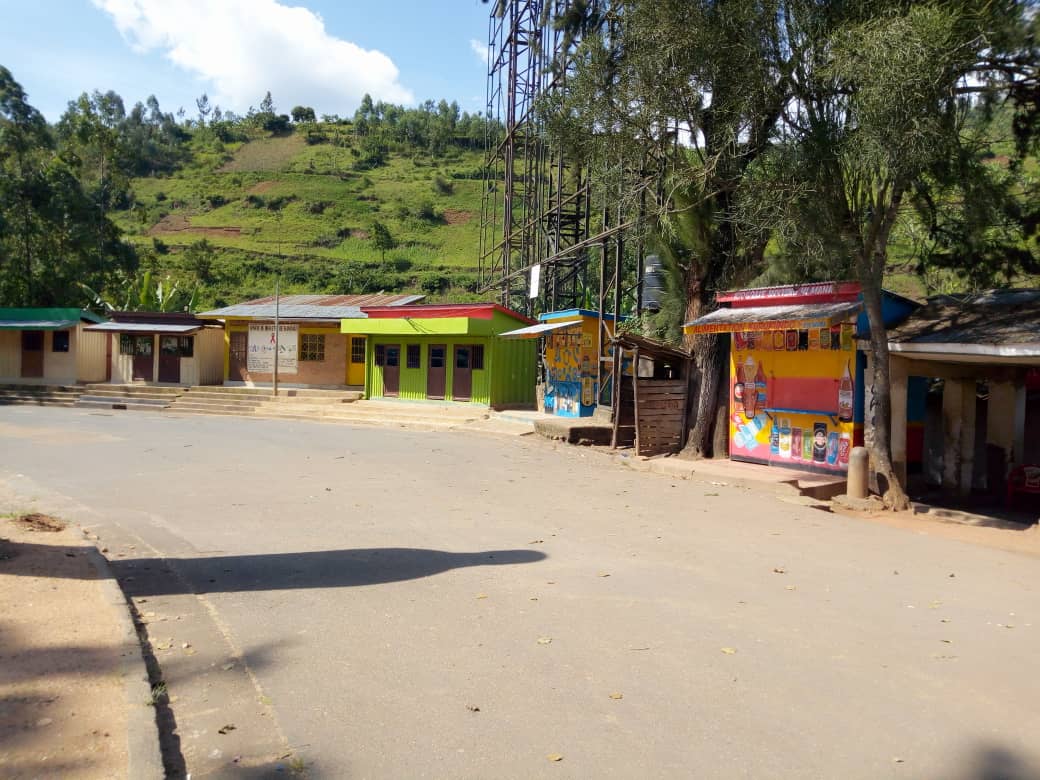  Effet  #COVID19: difficile de reconnaître le poste-frontière de  #Kanyaru Haut ( #Burundi- #Rwanda).A 14h24, tous les magasins, cabarets, transports sont fermés.Seuls les bureaux de la  #police et l' @OBR_BI sont ouverts.Les habitants de la localité sont tous cloîtrés chez eux