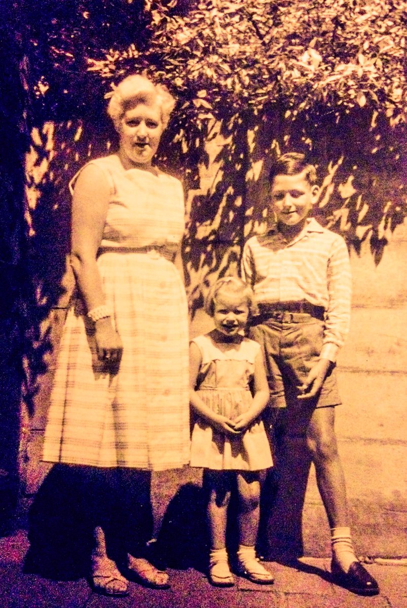 HenkKrol's tweet image. Enkele weken geleden genoot ze nog elke dag van haar pianospel. Zojuist liet mijn zwager weten dat mijn vijf jaar jongere, en enige zus Gertie, kindercardioloog aan het UMCG, is overleden. Ik ben er even heel stil van. (foto met mijn moeder, Gertie en ik)