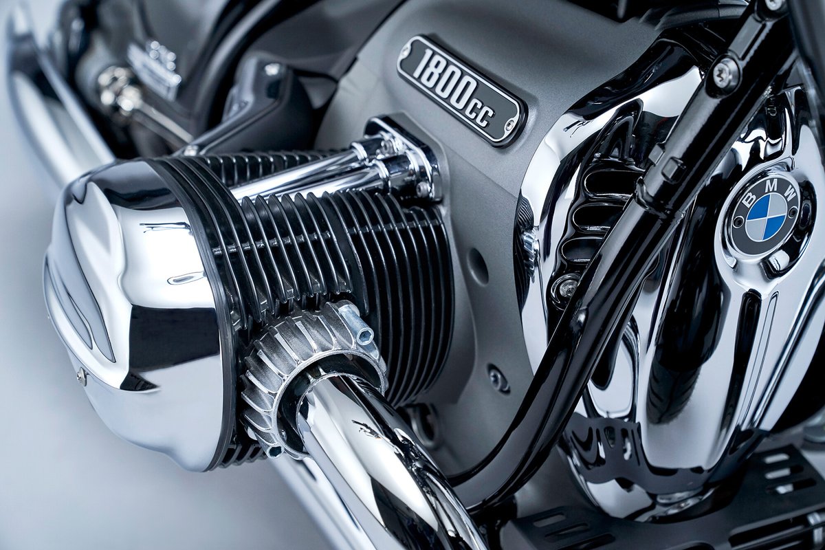 リョウ Bmwの新バイク R18 1800cc 4バルブohvの空油冷ボクサーツインで乾式単板クラッチ トルクは常用全域でほぼ150nm以上だって ハーレーを喰いたいというbmwの思惑が全身から出ていますが果たして 個人的にはデザイナーが狙って造ったと語る 1800cc の