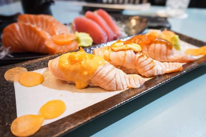 GINGUNNA62's tweet photo. 📌สำหรับคนรักแซลมอน
เรียกได้ว่าเป็นร้านที่อร่อยที่ส��ดตั้งแต่กินมาเนื้อแซลมอนนุ่มลื่นละมุนลิ้น🤩
หอมหวานมากๆส่วนซูชิก็ไม่ใช่ย่อย
อร่อยเอาเรื่องเนื้อข้าวไม่แข็งจนเกินไปด้วย🥺
#กินกันนะ #อร่อยไปแดก #อร่อยบอกต่อ https://t.co/KhEzefEUDB