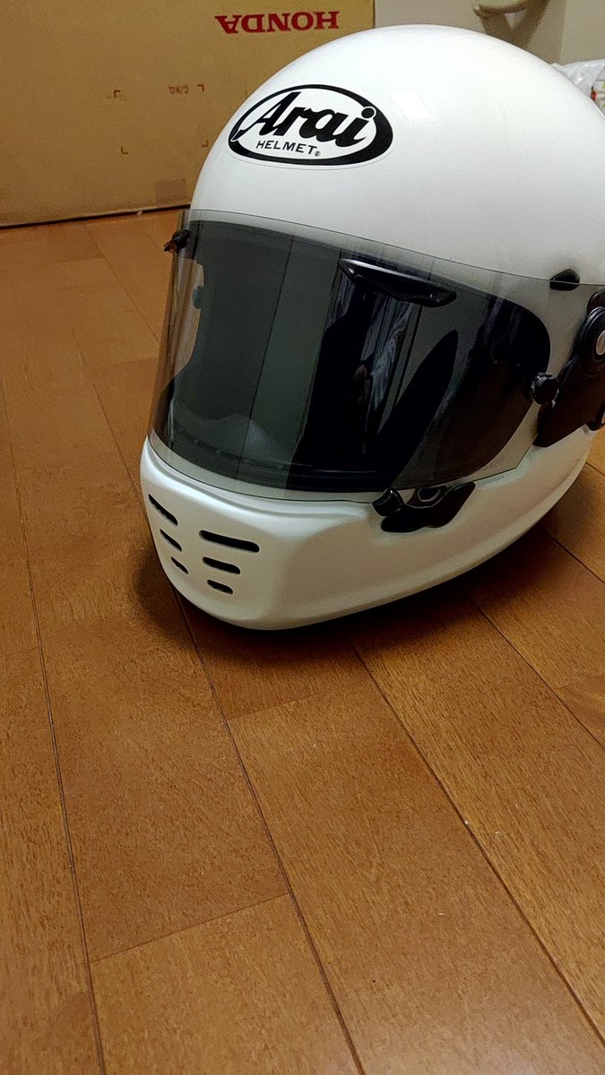 1995rc421's tweet photo. マスク売ってないしこの間パクられたからヘルメット買った https://t.co/O2RvbgR3zL