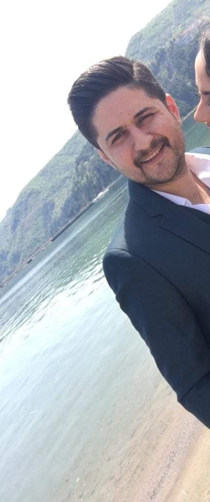 Mesela bu:
Adı Deniz Gülbahar. <a href="/dgulbahar/">Deniz</a>
İstanbul'da içinizde yaşıyor, hatta karşılaştınız belki.
Evli.
Eli yüzü düzgün bir tip gibi görünüyor, değil mi?
Değil!
Nasıl şeyler yazdığını görünce anlayacaksınız.
(Fotoğrafın kırptığım yerinde eşi var, onun bu işle alakası yok)