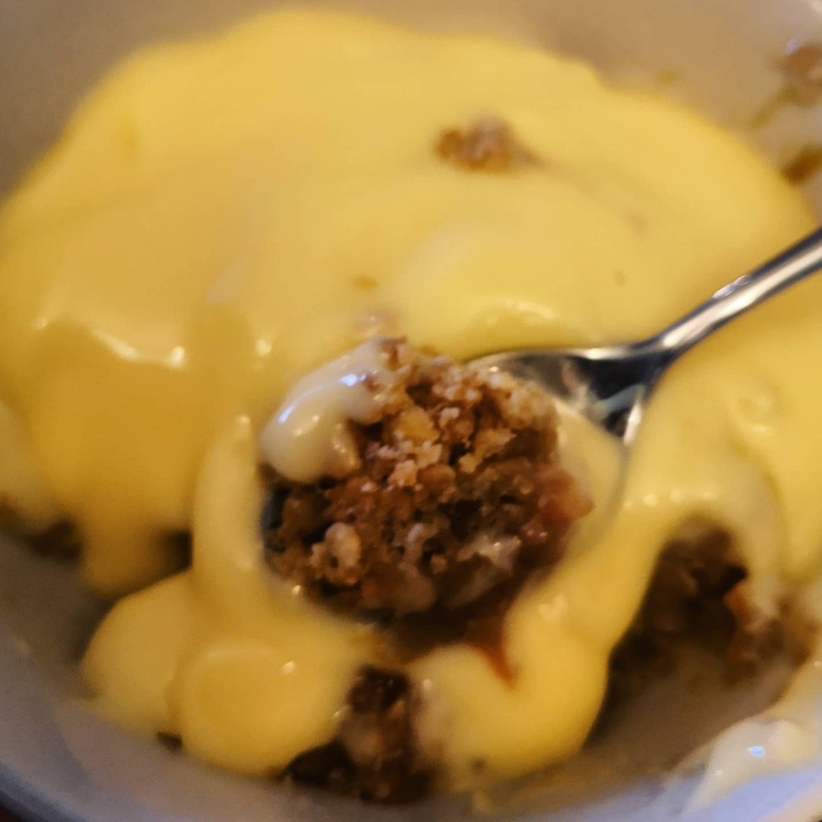DigiDaughter's tweet photo. Guess-made a crumble top to cover frozen garden rhubarb given to me by my mum last summer 😋 Flour, oats, ground ginger, brown sugar, butter, no measuring (impulse-cook laziness 😂). Thankfully it worked, crunchy &amp; tasty, drowned in custard 💛 #rhubarb #crumble #Yumble https://t.co/SdyXs21KKq
