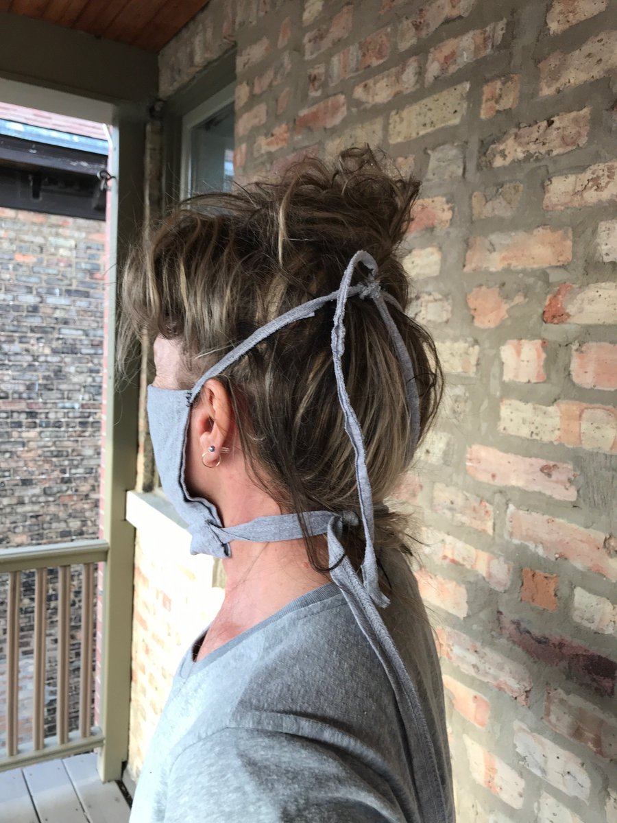 Adjust the fit! Try on the mask and consider whether to shorten the straps. If you prefer a tighter fit, you can also fold the lower half of the mask outward.