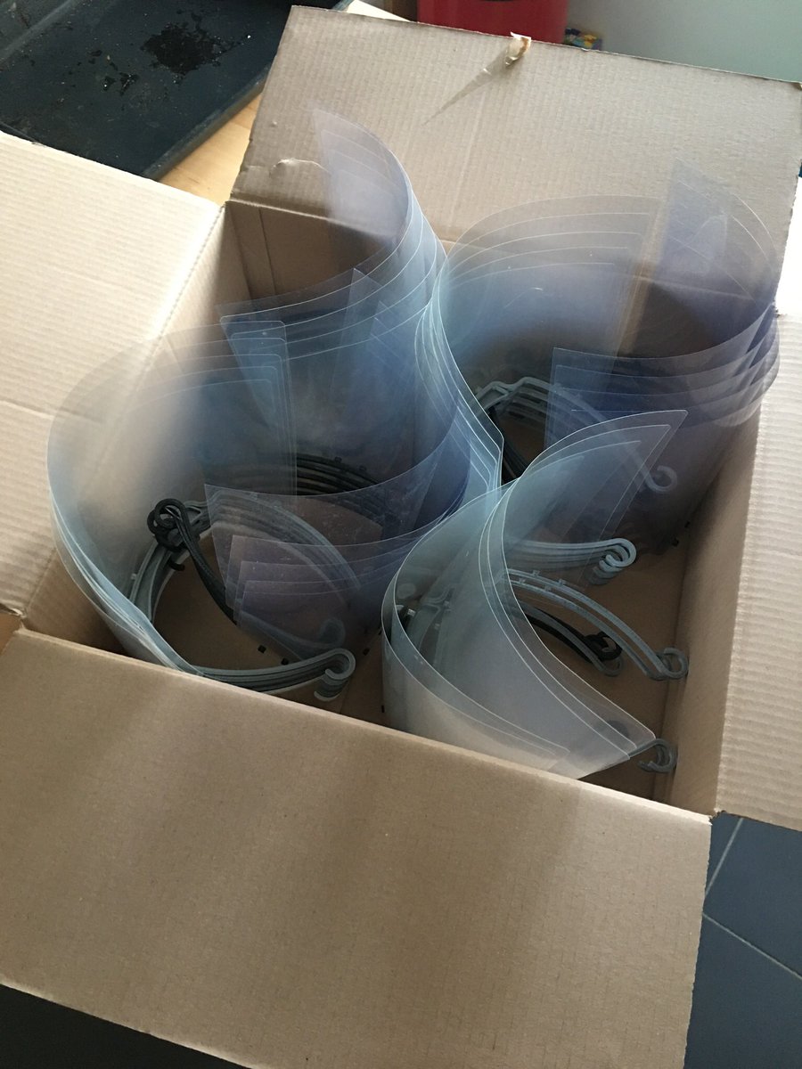 Après 14 jours d’impression non stop et 5 bobines consommées, je viens d’éteindre mon imprimante car j’arrive à cours de PLA. J’ai fabriqué un peu plus de 250 visières anti-projection à destination des soignants ! Merci <a href="/BlueLab44/">Blue Lab, Fab Lab de Saint-Nazaire</a> et les makers du 44 pour le soutien !