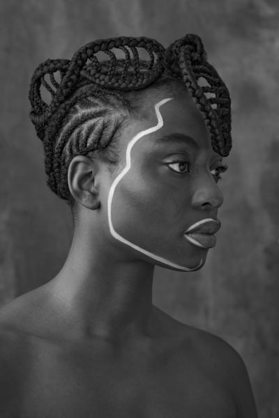 Delphine Diallo (1977)Franco-sénégalaise, elle fait surtout des portraits de femmes racisées. Elle s'exprime sur le fait d'être une femme photographe de couleur dans le podcast Kiff ta Race #34.