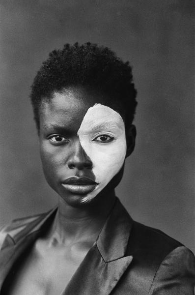 Delphine Diallo (1977)Franco-sénégalaise, elle fait surtout des portraits de femmes racisées. Elle s'exprime sur le fait d'être une femme photographe de couleur dans le podcast Kiff ta Race #34.