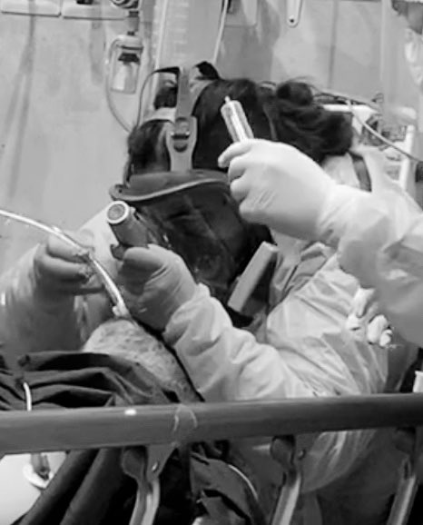 Erco_EM's tweet photo. Ayer intubé 2 #COVID2019 en 4 hrs, probablemnete ambos fallezcan.  Estamos entrando en el ojo del uracan, lo peor está por venir, pero la gente sigue haciendo su vida normal mientras yo temo morir y dejar huérfano a mi hijo. #frontlinER #PrimeraLinea https://t.co/NIXwxqiY6P