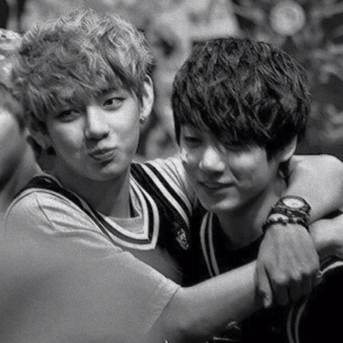 aBc_yoongi's tweet photo. they're so fucking cute #TaekookDay https://t.co/AMJl1UkaRU
