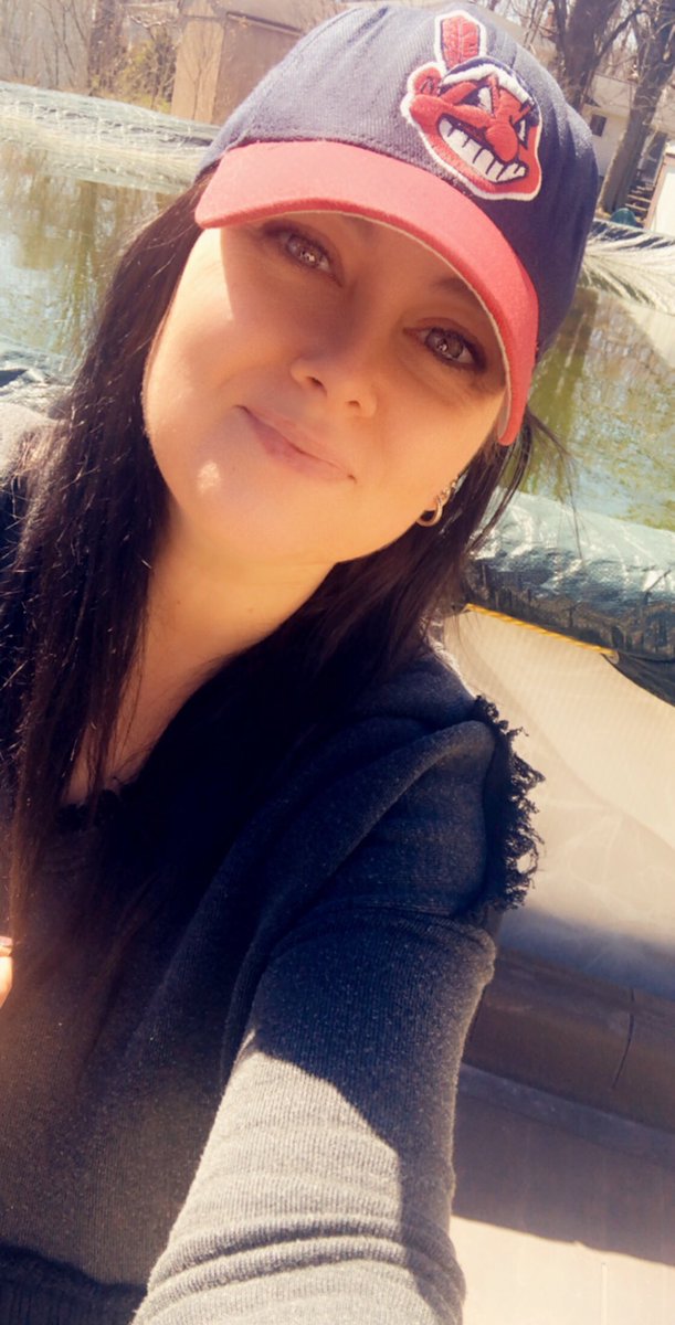 SteffannaAnna's tweet photo. Grilling & cleaning off the deck today ✌🏼 #HotdogsforDays https://t.co/Swq4OKtwPE