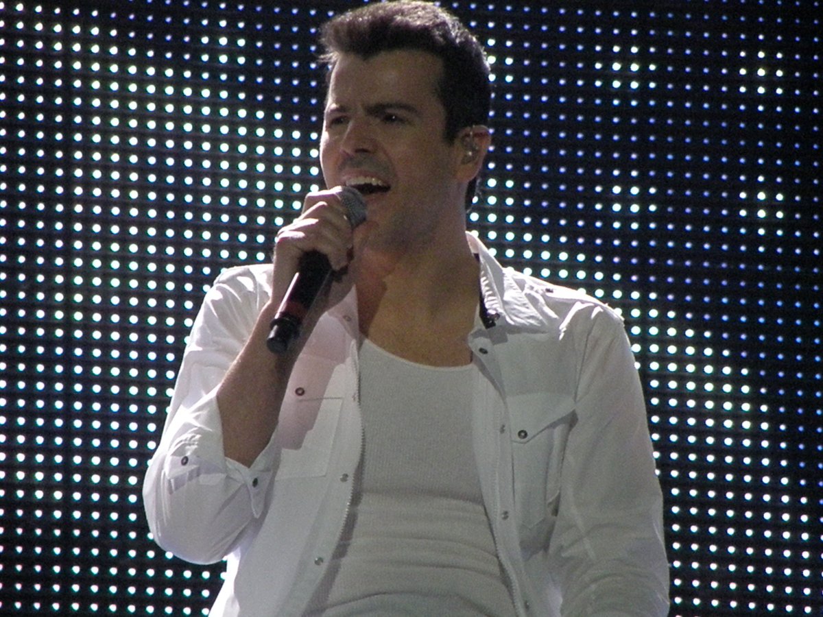 HiDLine's tweet photo. #NKOTBGrandRapids4_4_09 #FirstTimeFrontRow And then comes out the White outfits! @jordanknight @JonathanRKnight @DonnieWahlberg @dannywood https://t.co/KqSZZ1xSO9