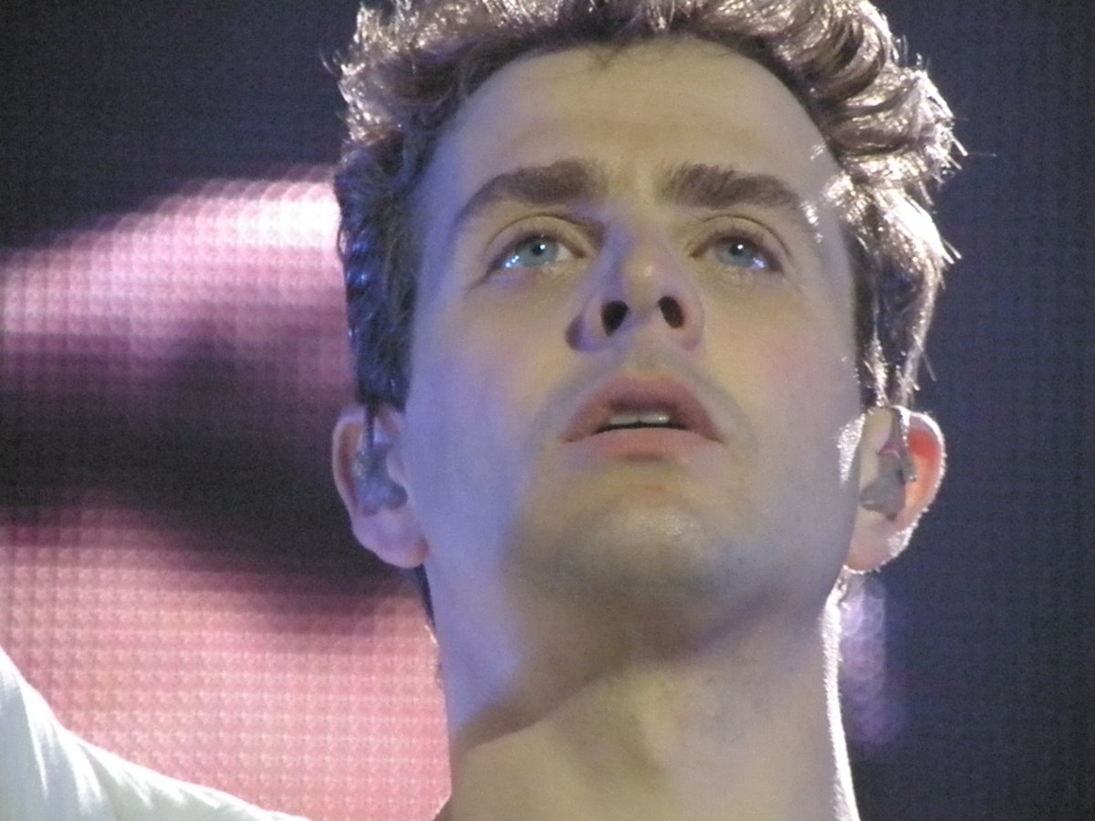 HiDLine's tweet photo. #NKOTBGrandRapids4_4_09 #FirstTimeFrontRow One of my all time favorites ive taken of @joeymcintyre came from this show! https://t.co/R32aGH4e7E