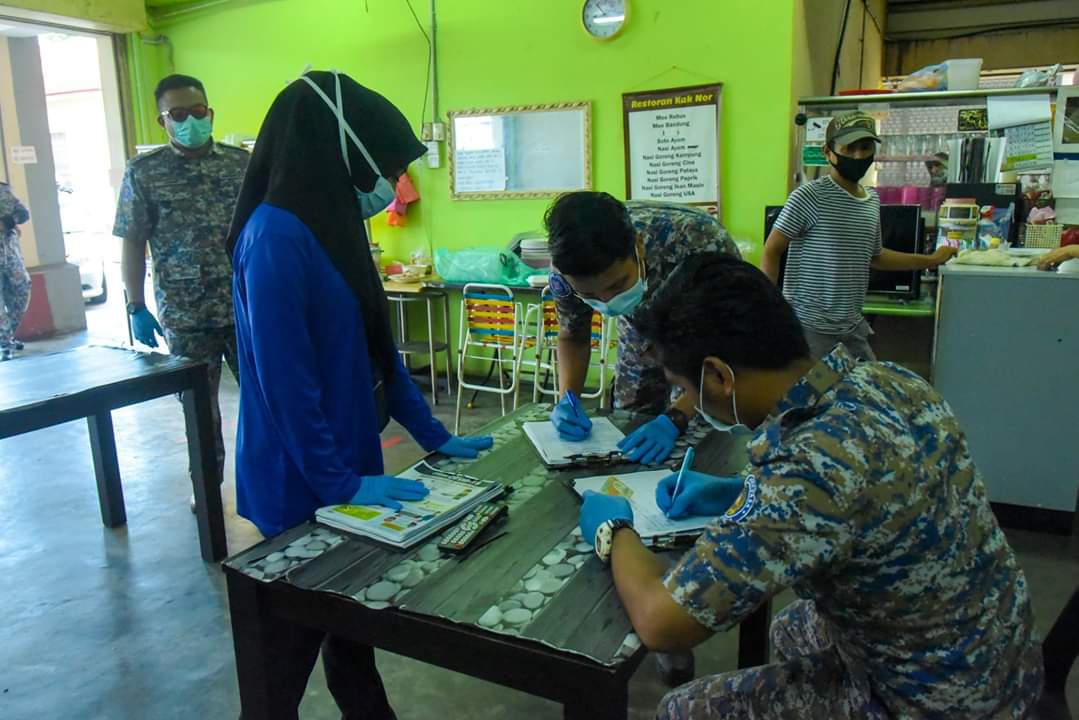 AwamUnit's tweet photo. "OPS PKP COVID19 ~HARI KE 18"
Masih terdapat premis yang gagal serta mengemukakan alasan yang kukuh untuk beroperasi dan tidak akur kepada arahan kerajaan ini. Tindakan diambil demi mencegahVirus COVID19 ini terus mempunyai rantaiannya sendiri.
#COVID19 #lockdown #StayHome #MPKU https://t.co/UzyZawoHQR