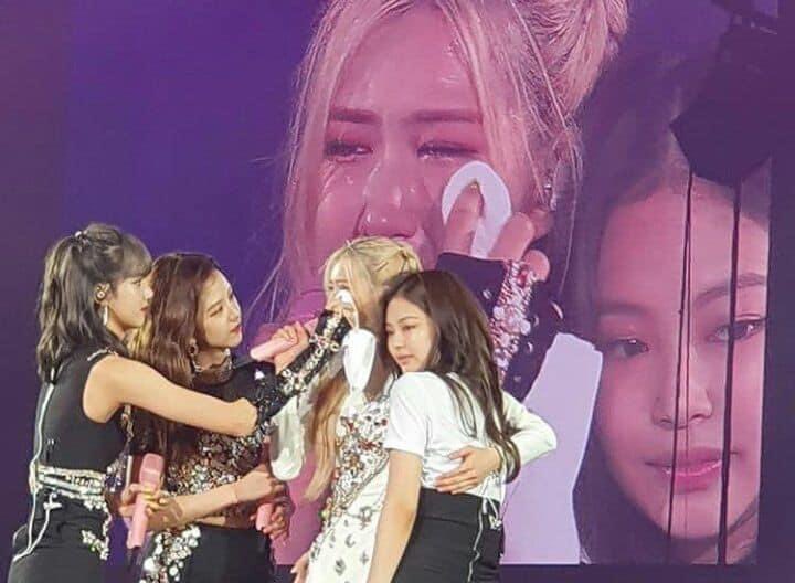 BPINKLATINO's tweet photo. YG no las deja: Jen tenía un cuaderno donde había canciones escritas por ella y se perdió. Jensoo escribió parte de la letra de Stay + Jennie ayudó con Solo pero no recibieron créditos. Jisoo habló sobre que le gusta escribir y lo hacía muy seguido.
#YGWhereIsBLACKPINK https://t.co/AYqLoSEl8O